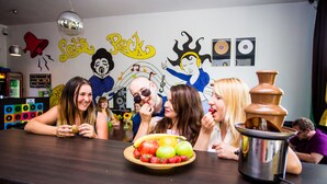 Un grupo de personas sentadas en un bar, con un cuenco de fruta frente a ellas.