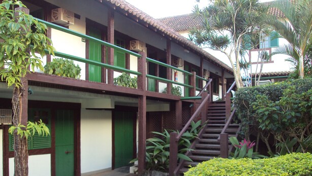 A two-story building with a staircase leading to the upper floor. - Barla Inn Suites (Búzios)