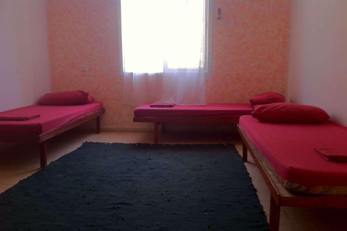Standard-Dreibettzimmer, Gemeinschaftsbad