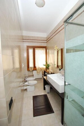 Double Room, Shared Bathroom | Bathroom | Shower, free toiletries, hair dryer, bidet