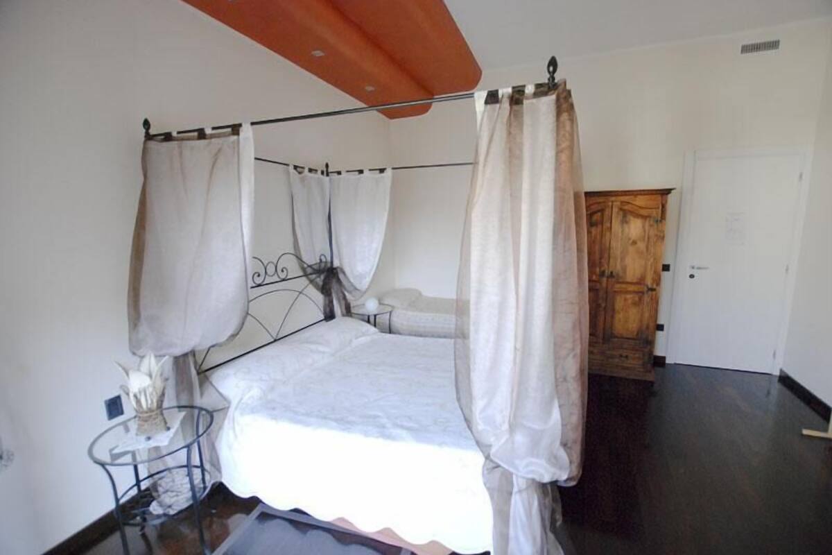 Desk, rollaway beds, free WiFi