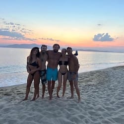 En la playa, arena blanca, camas de playa gratis, sombrillas