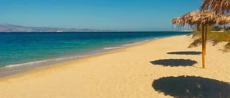 På stranden, vit sandstrand, gratis strandcabanor och parasoller