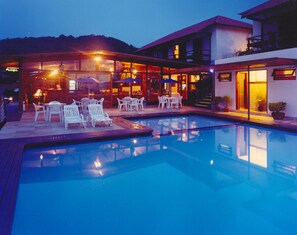 Outdoor pool, pool umbrellas, sun loungers - Barlavento Suites (Búzios)