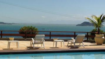Piscina externa, guarda-sóis, espreguiçadeiras
