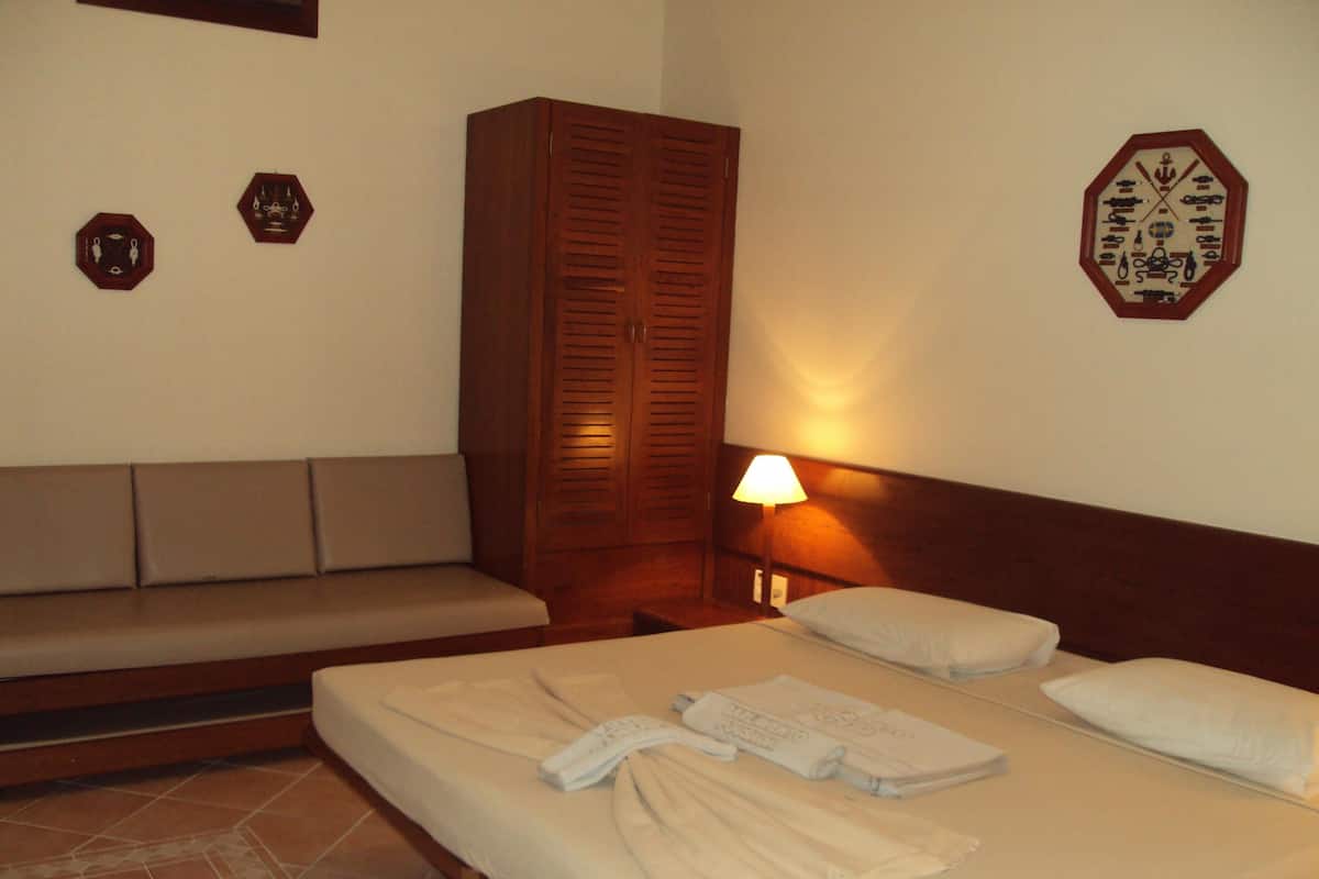 In-room safe, free cribs/infant beds, free WiFi, bed sheets
