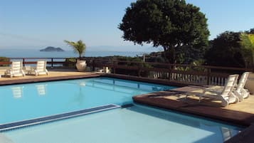 Piscina externa, guarda-sóis, espreguiçadeiras