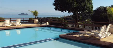 Ulkouima-allas, aurinkovarjoja, aurinkotuoleja