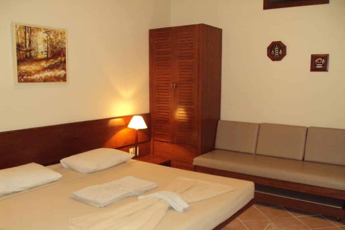 In-room safe, free cribs/infant beds, free WiFi, bed sheets