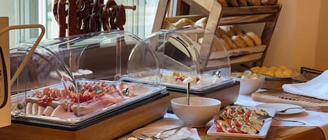 Tägliches Frühstücksbuffet gegen Gebühr