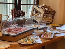 Desayuno buffet diario (EUR 15 por persona)