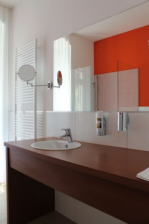Comfort Quadruple Room, 1 Bedroom, City View | Bathroom | Shower, free toiletries, hair dryer, slippers - Hotel Schwibbogen Altstadt & Appartements (Görlitz)
