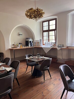 Tägliches Frühstücksbuffet (15 EUR pro Person)