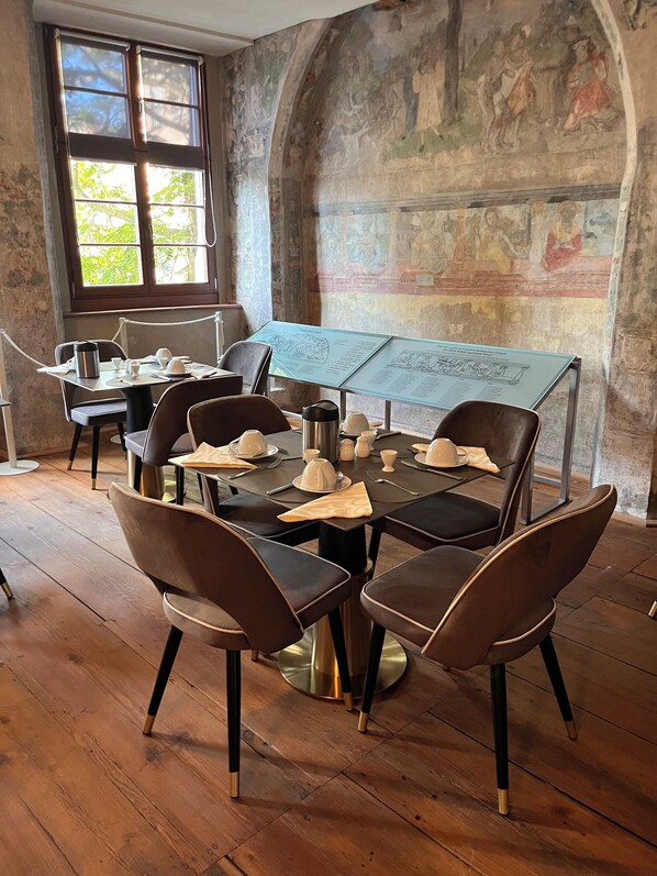 Petit déjeuner buffet (15 EUR par personne)