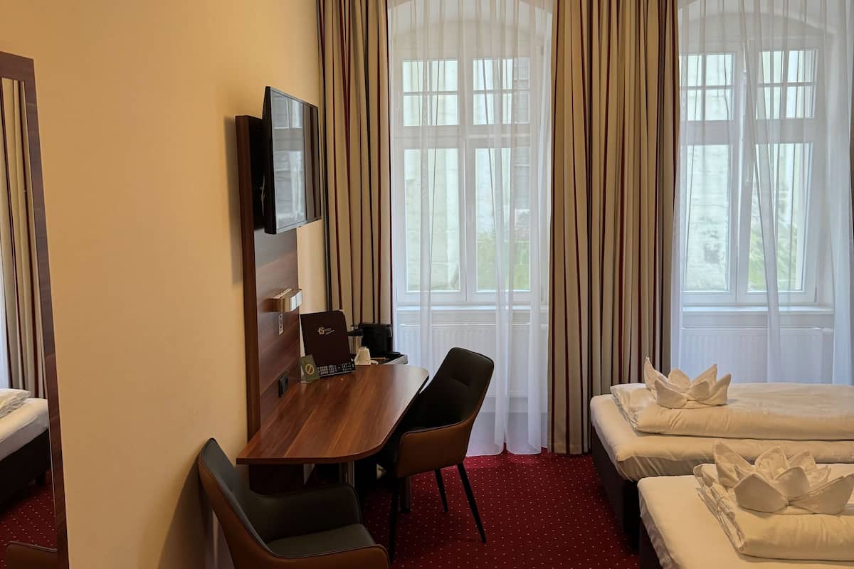 Standaard eenpersoonskamer, uitzicht op stad | Luxe beddengoed, pillowtop-bedden, een bureau, een laptopwerkplek