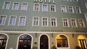 A historic hotel with multiple stories, featuring arched windows and a classic facade. - Hotel Schwibbogen Altstadt & Appartements (Görlitz)