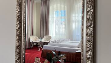 Comfort-Vierbettzimmer, 1 Schlafzimmer, Stadtblick | Hochwertige Bettwaren, Pillowtop-Betten, Schreibtisch