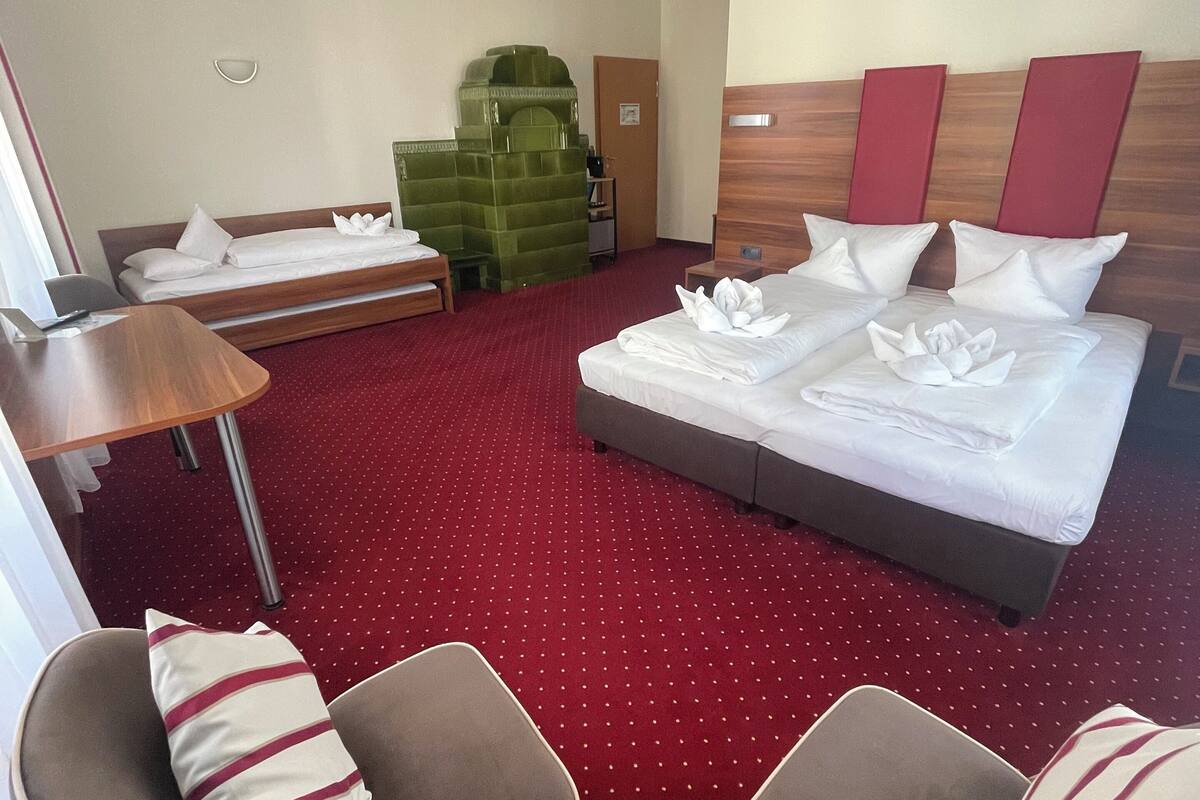 Luxe beddengoed, pillowtop-bedden, een bureau, een laptopwerkplek