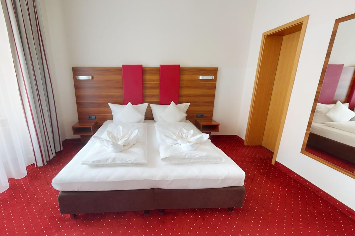 Comfort kamer | Luxe beddengoed, pillowtop-bedden, een bureau, een laptopwerkplek
