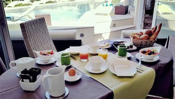 Petit déjeuner servi tous les jours en supplément