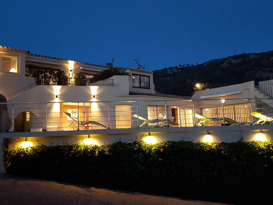 Fassade der Unterkunft – Abend/Nacht