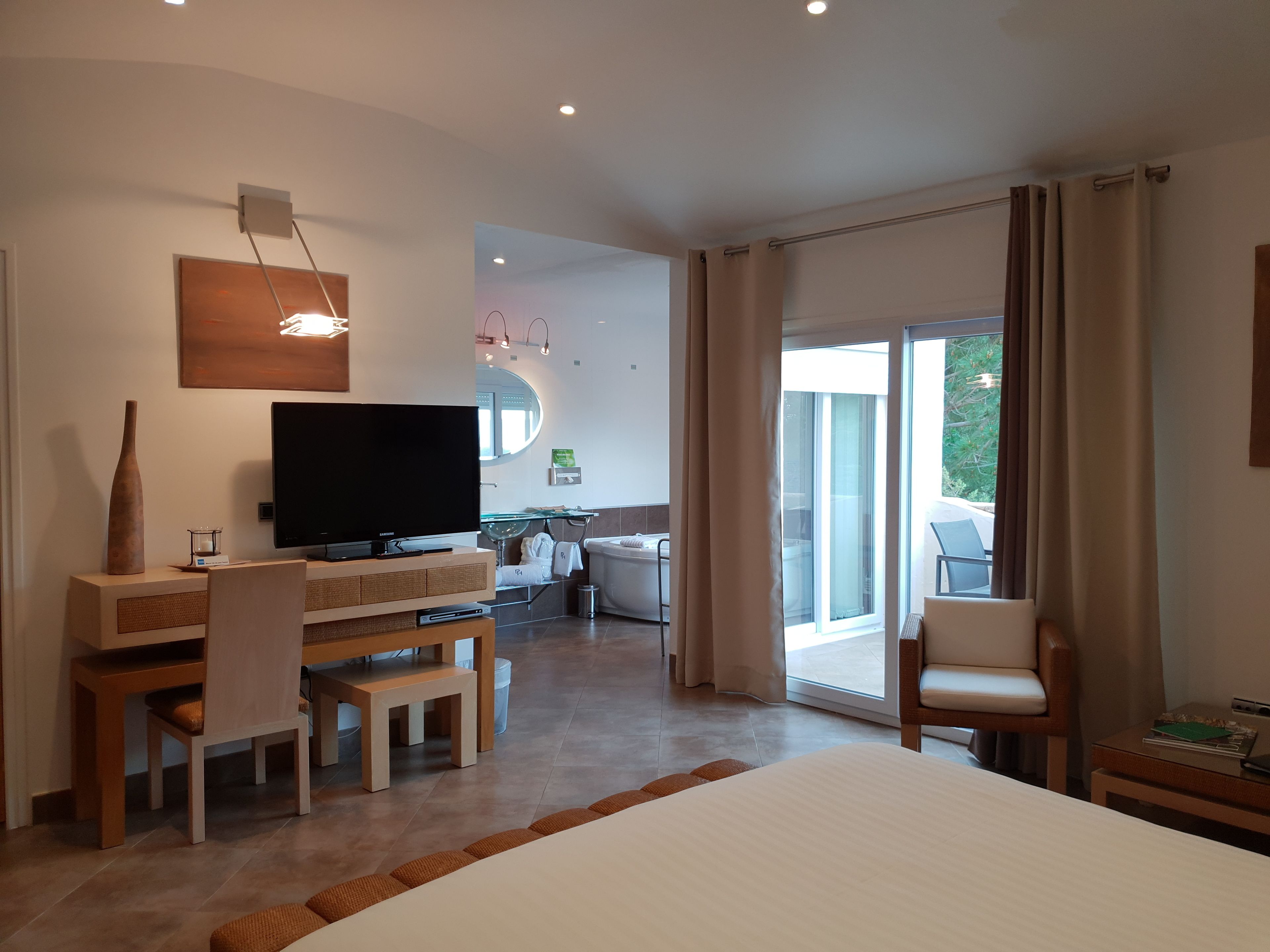 Executive Double Room, 1 Double Bed, Jetted Tub, Partial Sea View | Premium bedding, down duvets, minibar, in-room safe