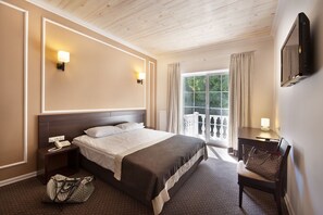 Minibar, in-room safe, desk, soundproofing - Geneva Resort Hotel (Odesa)