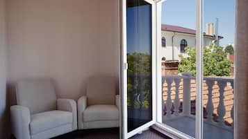 Studio | Wohnbereich | 32-Zoll-LCD-Fernseher mit Kabelempfang, Fernseher