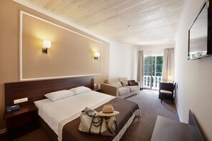 Habitación doble superior | Minibar, caja de seguridad en la habitación y escritorio 