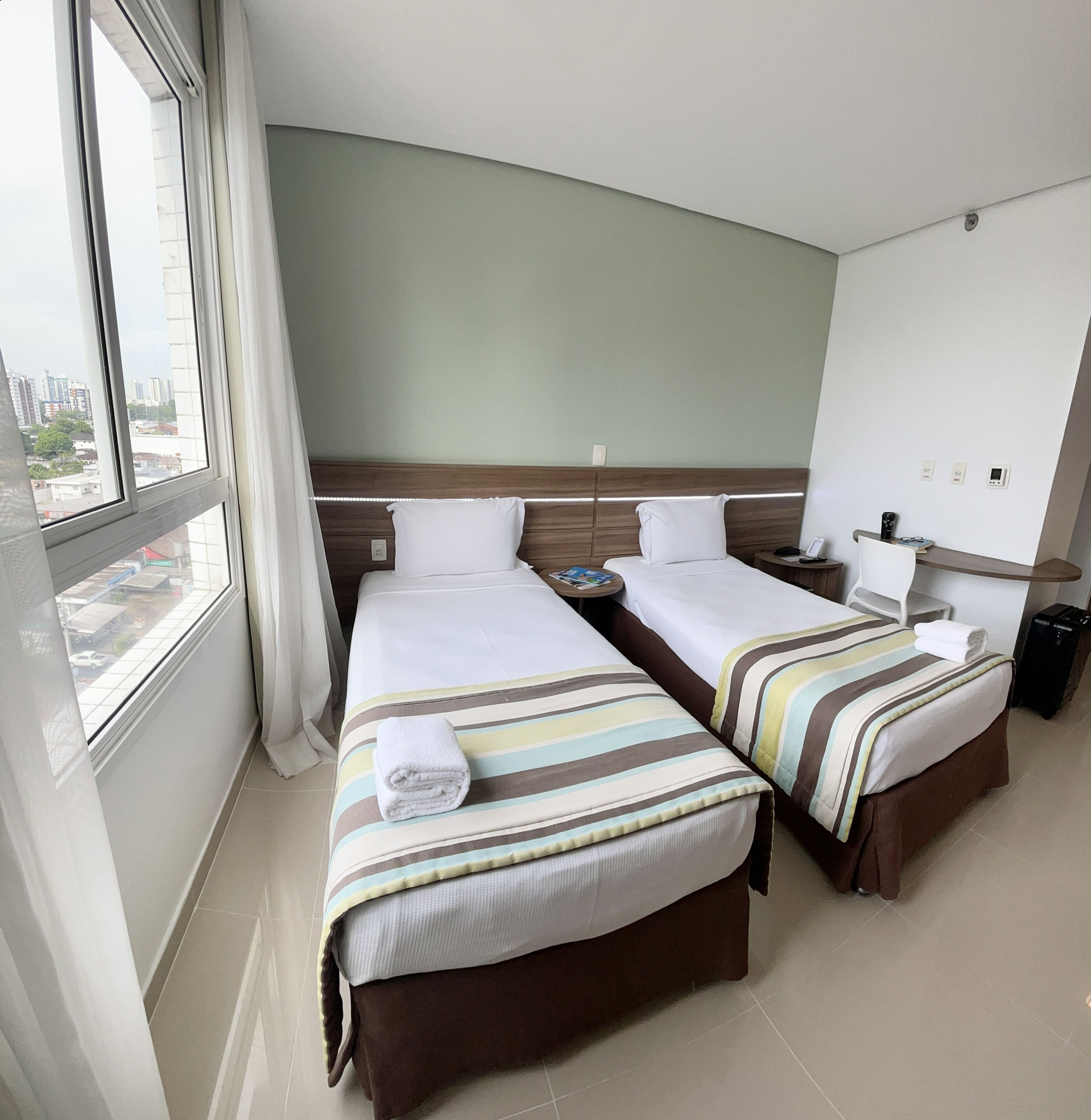 Minibar, caja de seguridad en la habitación y escritorio 