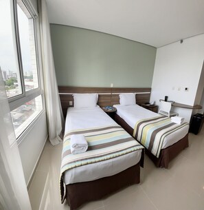 Quarto duplo standard | Frigobar, cofres nos quartos, escrivaninha, cortinas blackout