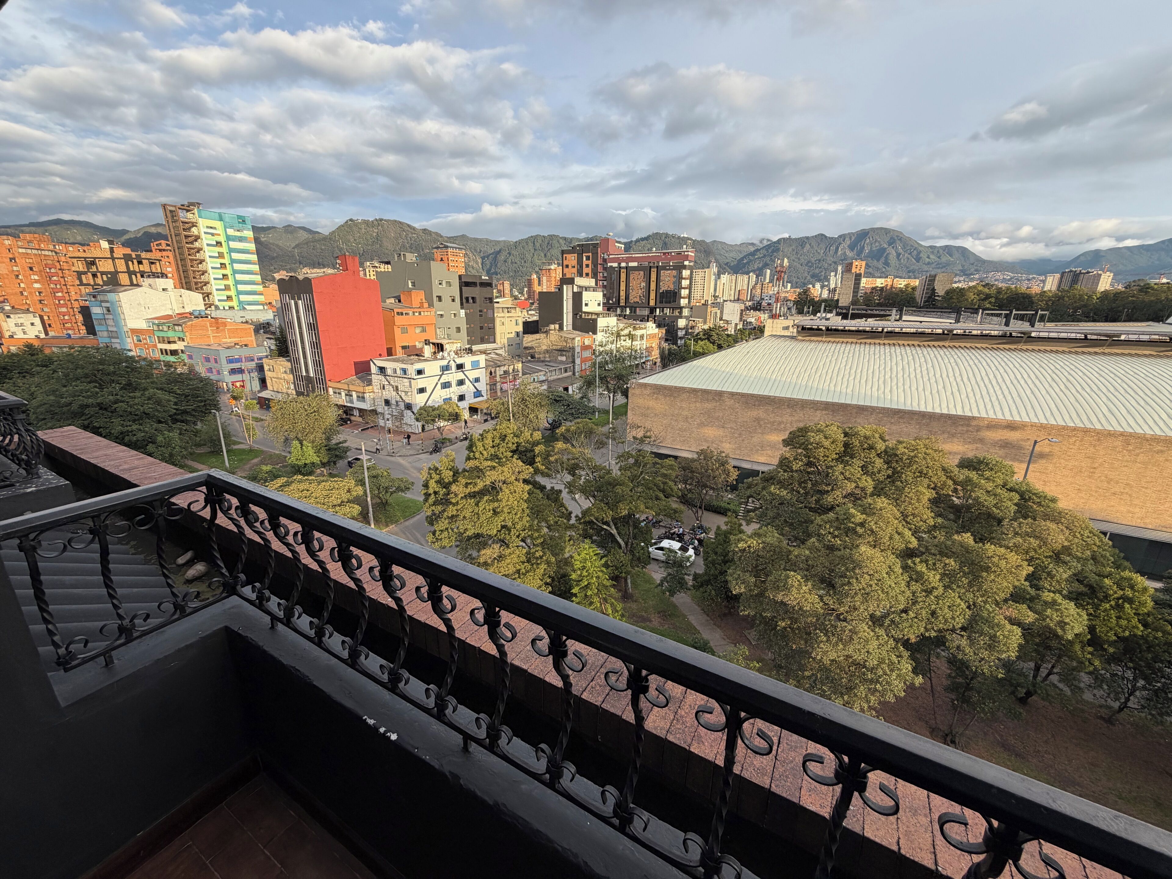 Dobbeltrom – superior | Oppholdsområde | En 32-tommers TV med kabel-kanaler