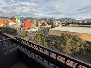 高级双人房 | 起居区 | 32-英寸电视（配备有线频道）