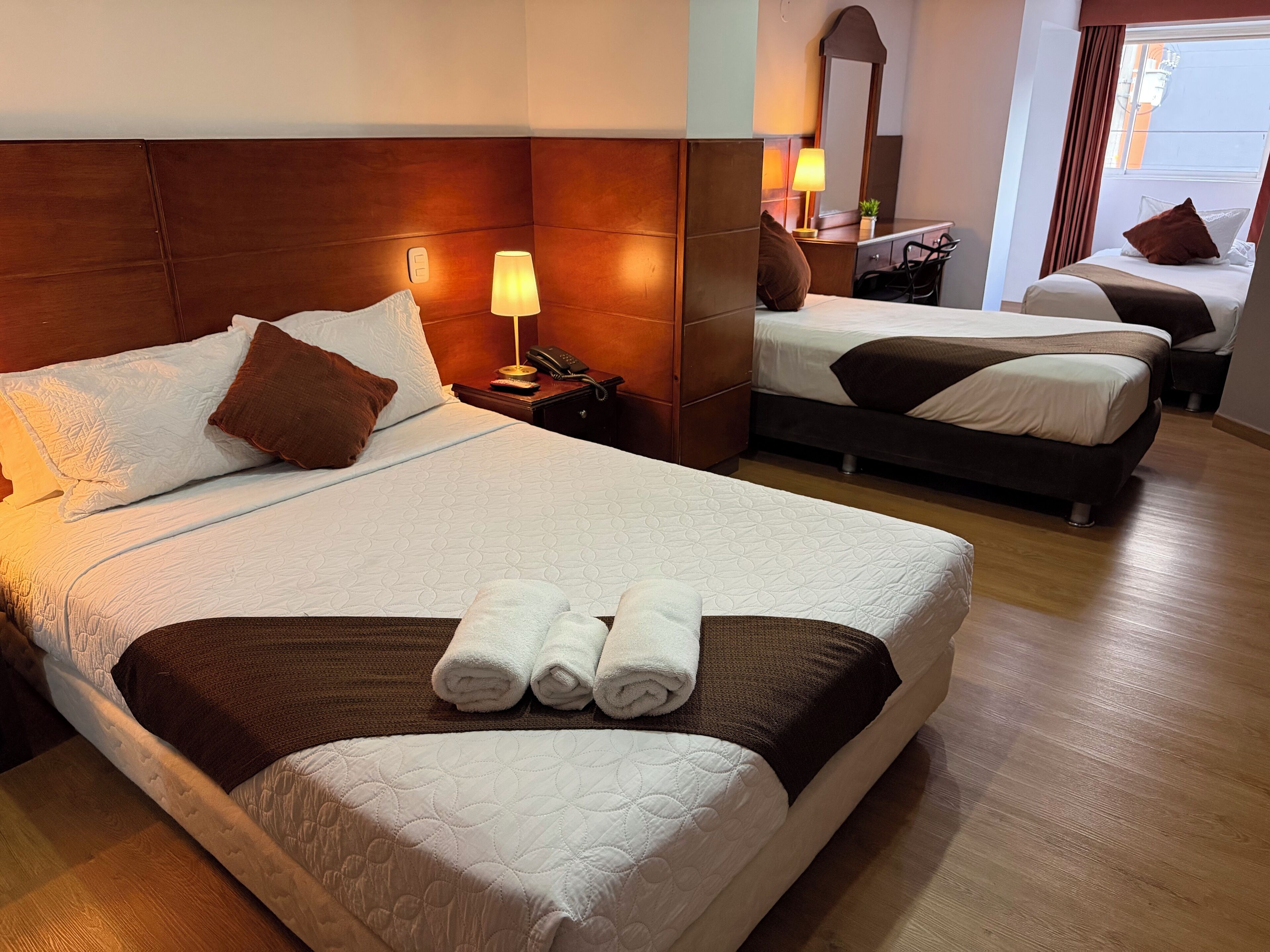 Kolmen hengen perhehuone | Allergiatestatut vuodevaatteet, untuvapeitot, minibaari