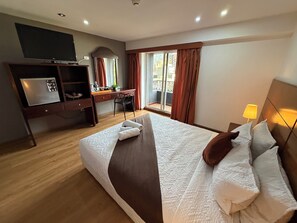 Chambre supérieure double | Literie hypoallergénique, couette en duvet, coffre-fort