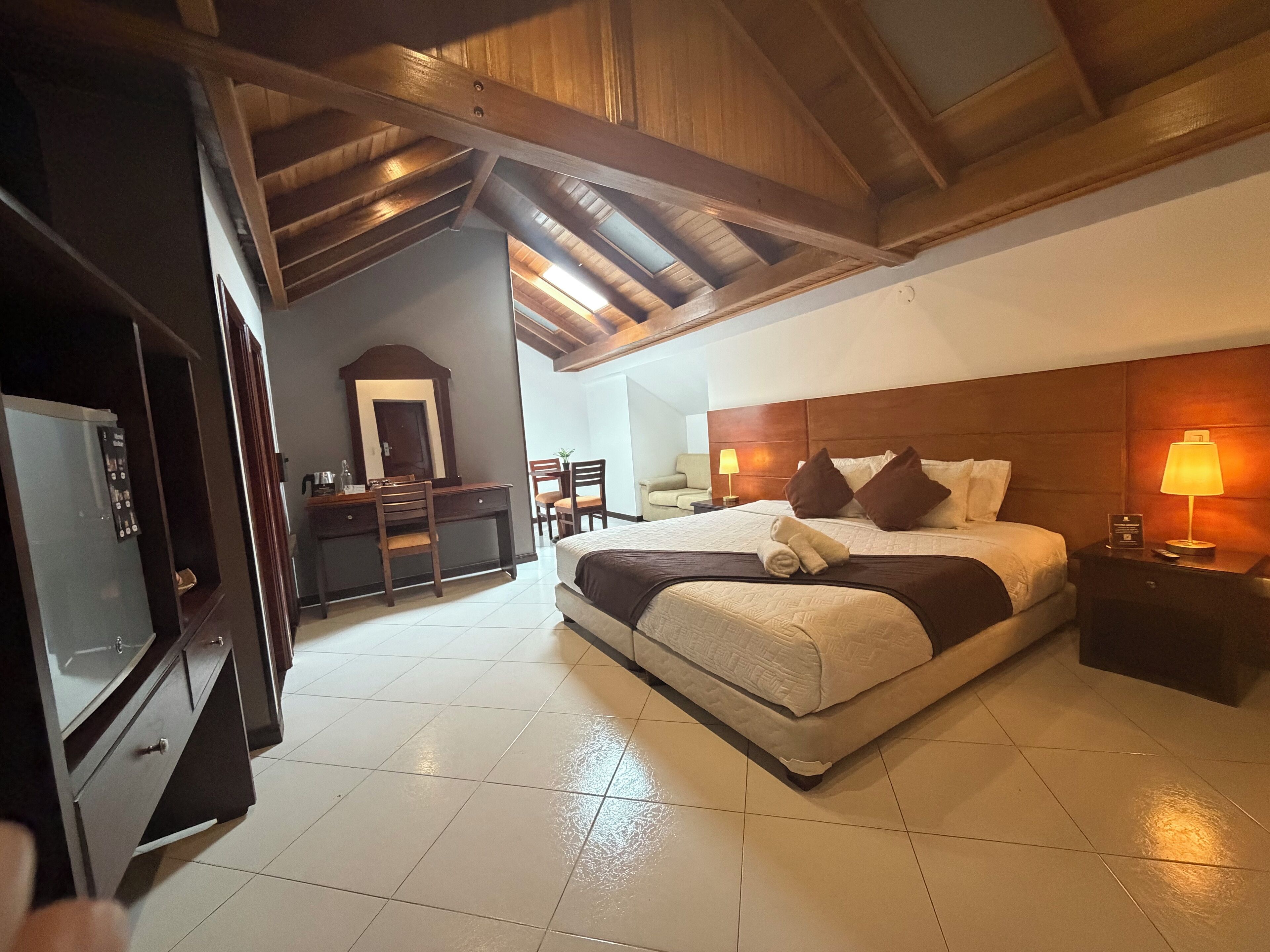 Studiosuite – comfort | Allergitestet sengetøy, dundyner, minibar og safe på rommet