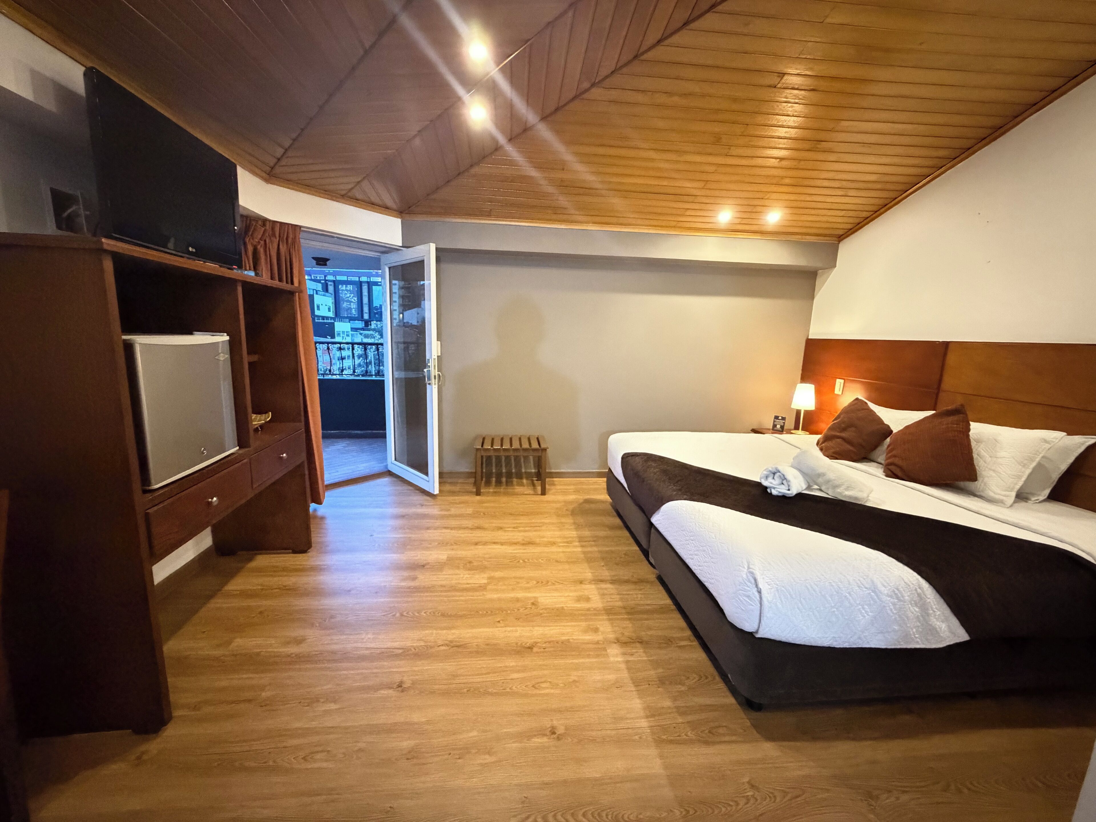 Kahden hengen superior-huone | Allergiatestatut vuodevaatteet, untuvapeitot, minibaari