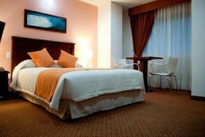 Habitación ejecutiva doble | Ropa de cama hipoalergénica, edredones de plumas, minibar y caja fuerte