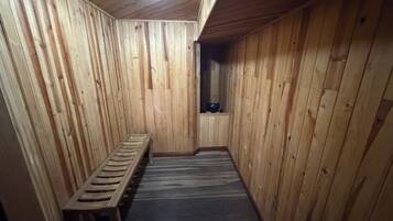 Un sauna de madera con bancos y tragaluces.
