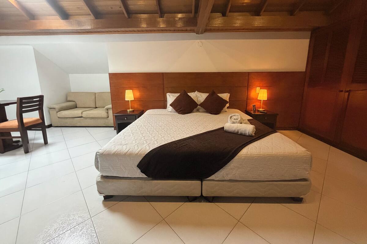 Comfort-Studiosuite | Allergikerbettwaren, Daunenbettdecken, Minibar, Zimmersafe