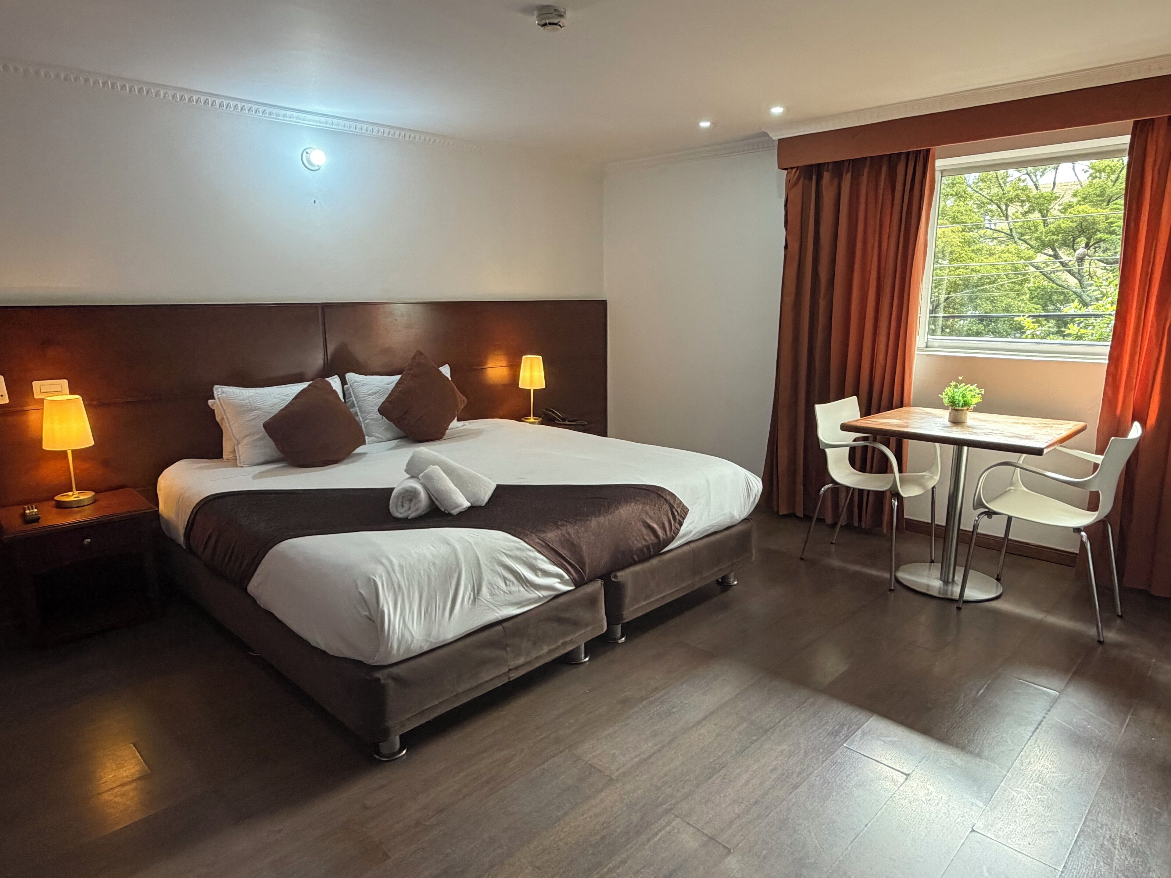 Kahden hengen junior-huone | Allergiatestatut vuodevaatteet, untuvapeitot, minibaari