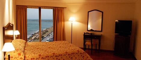 ميني بار وخزنة داخل الغرفة