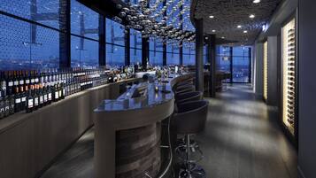 Golf course views, serves lunch and dinner