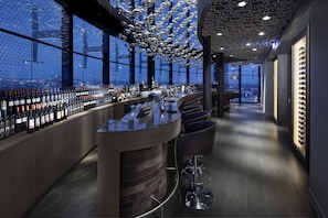 Golf course views, serves lunch and dinner