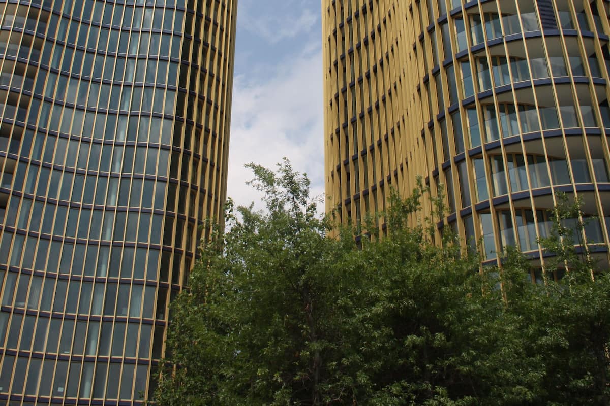Een strijkplank/strijkijzer, gratis babybedden, gratis wifi, beddengoed