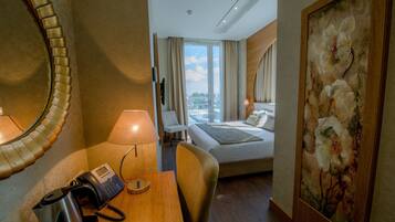 Artículos del minibar gratis y caja de seguridad en la habitación