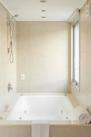 Jetted tub - Palm Beach Plaza Hotel (Montevideo)
