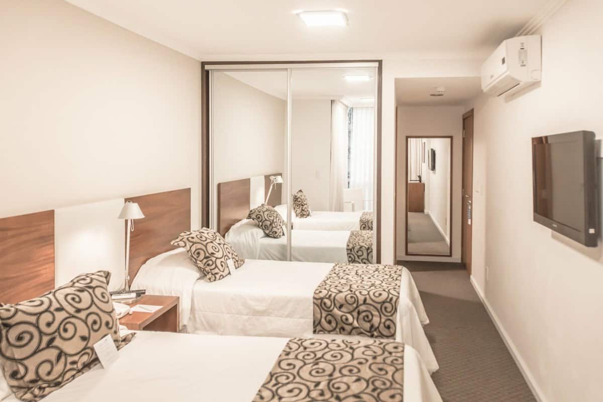 Ropa de cama de alta calidad, cubrecamas y minibar