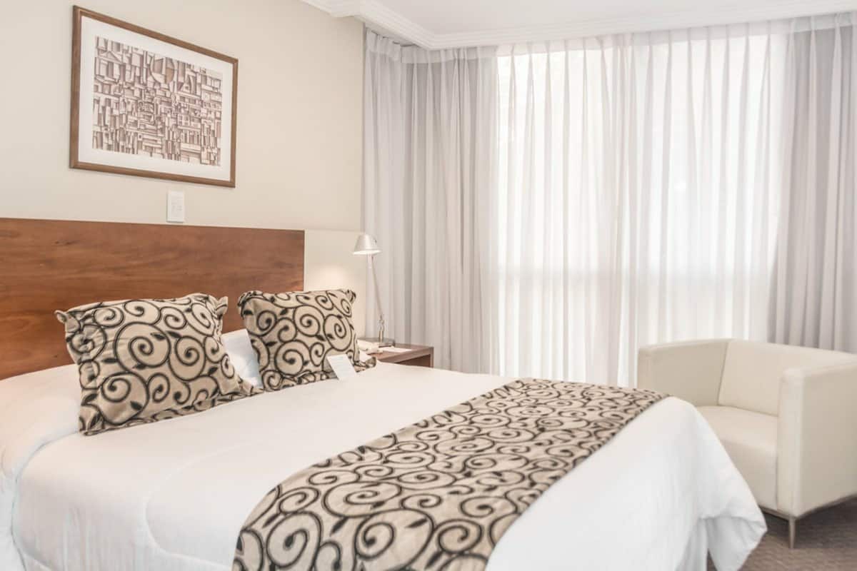 Ropa de cama de alta calidad, cubrecamas y minibar