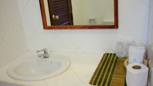 A bathroom with a sink, mirror, and toiletries. - Thaniza Beachfront Resort (Ko Pha-ngan)
